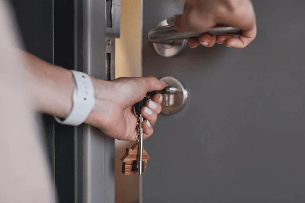 O que significa conferir várias vezes se a porta está trancada, segundo a psicologia